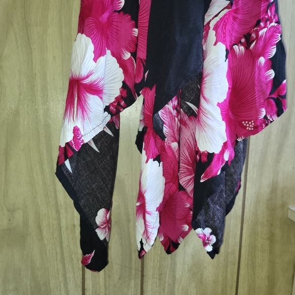 Beautiful boutique Sun/Flowy Floral Dress - Picture 3 of 8